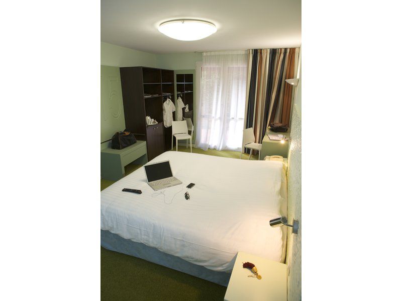 Logis Le Rabelais Hotel- Restaurant - Spa Фонтене-ле-Комт Экстерьер фото